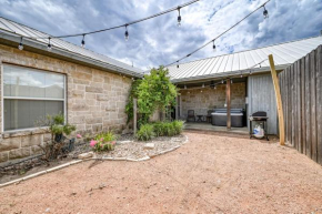 Cozi Cottage with Hot Tub! - 2 Min to Wineries!